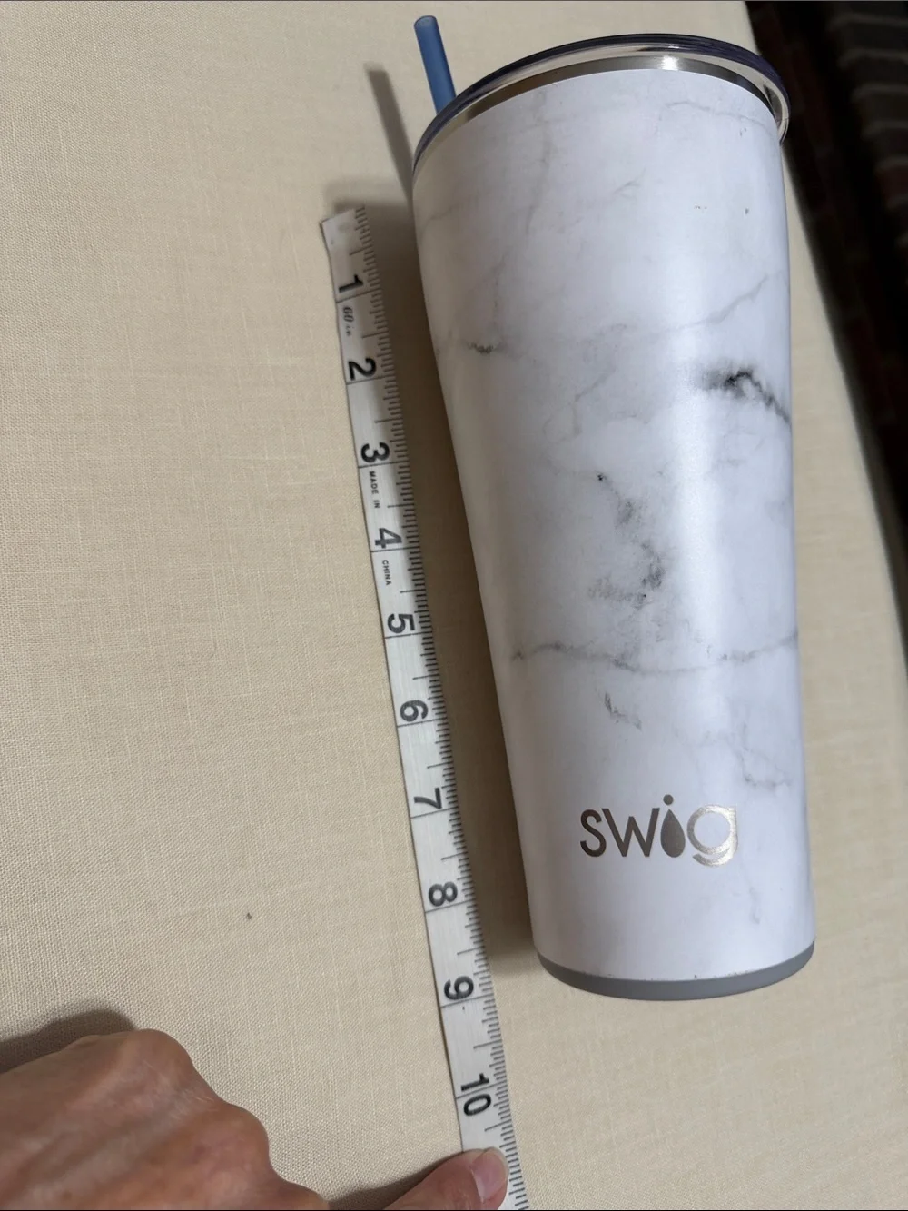 Swig Marble White & Gray Insulated Tumbler with Lid and Straw.